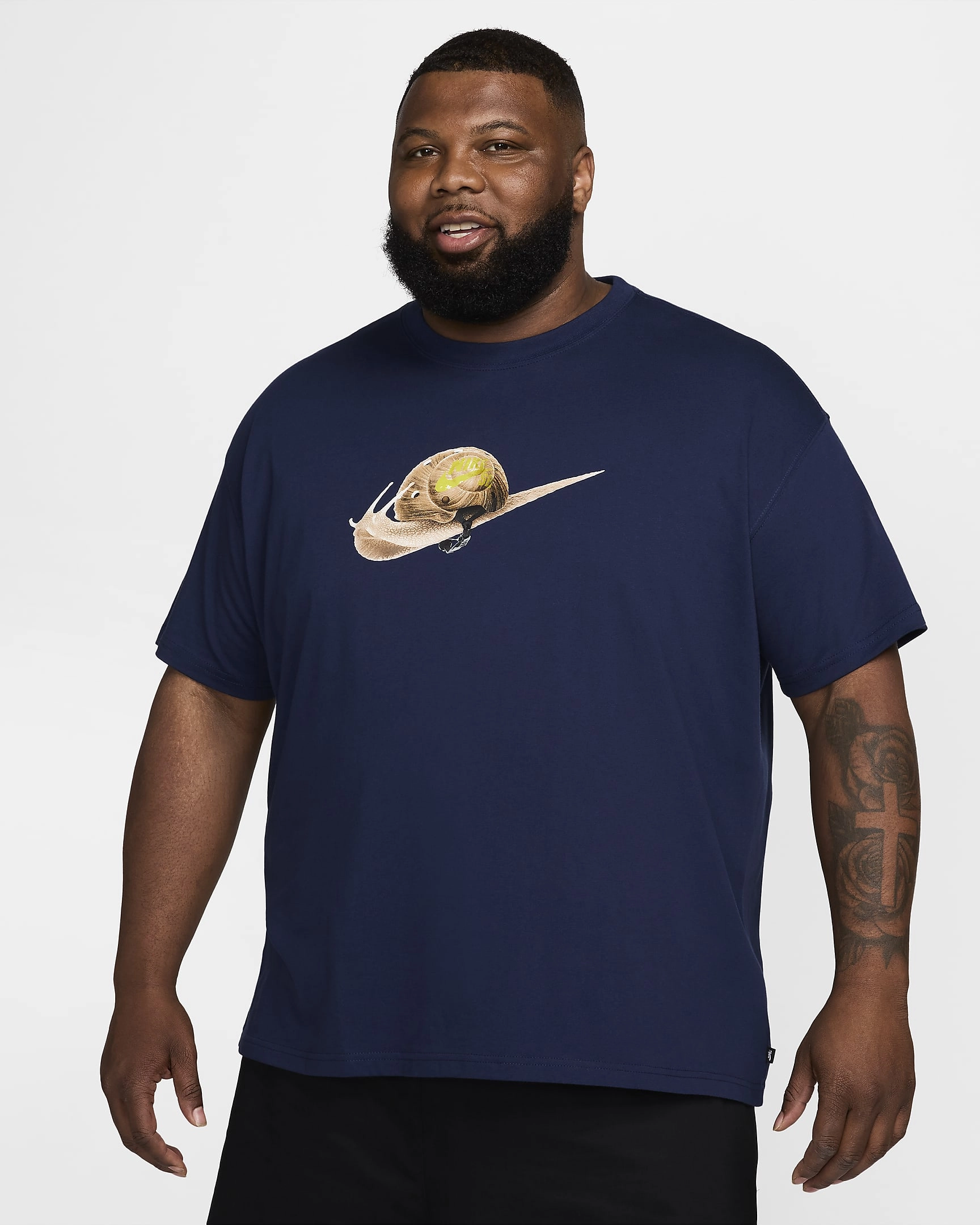 Nike SB Max90 Skate Tişört: Sokakların Ritmi Üzerinde Şekillenen Tarz Seninle, Kaykay Aşkına Hazır Ol!